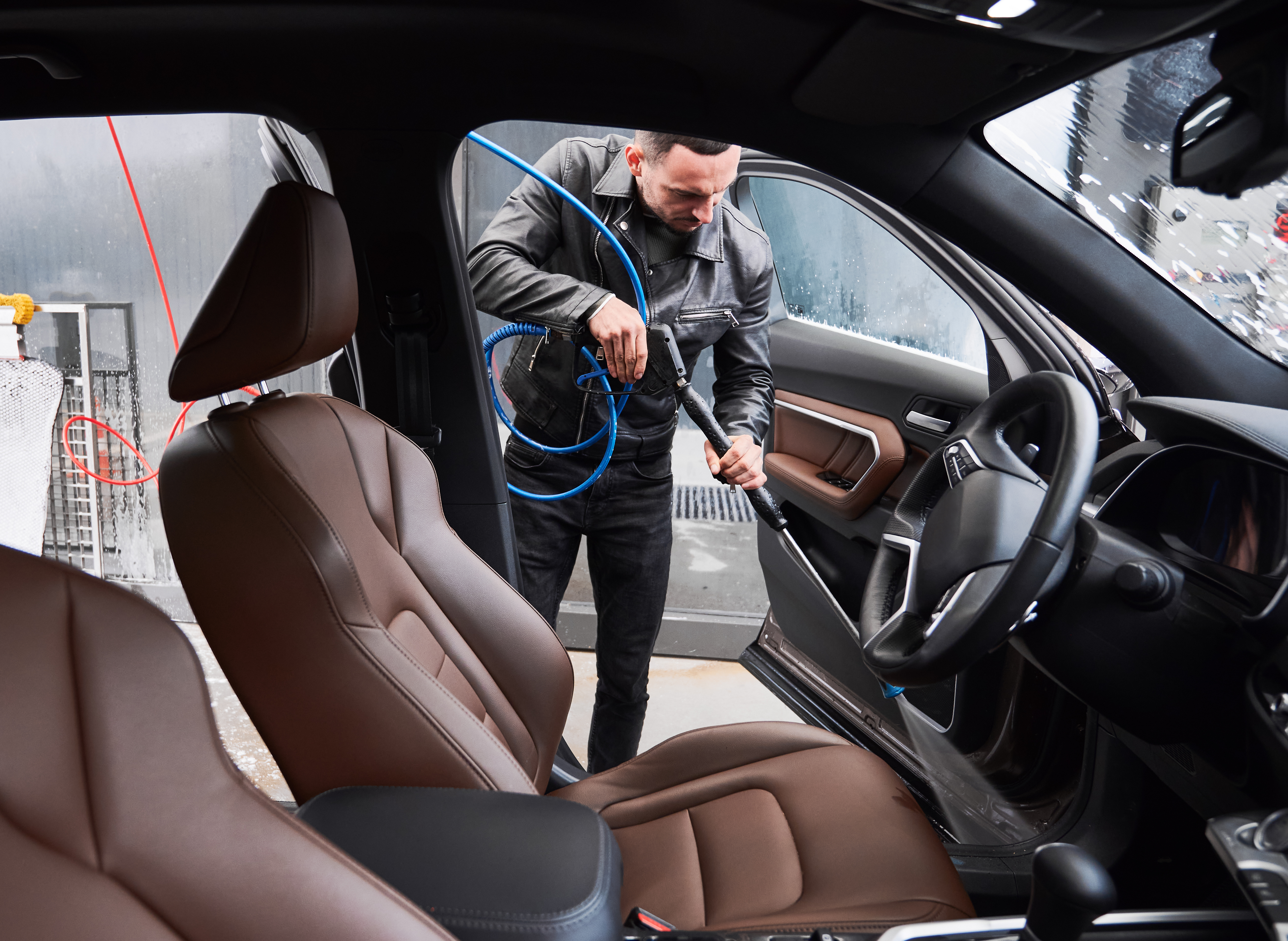 8 Reasons to Choose a Full-Service Car Wash Instead of Washing at Home    